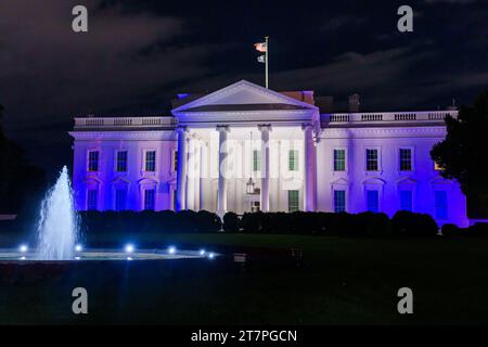 Washington, DC, USA. 9 ottobre 2023. La Casa Bianca è illuminata nei colori blu e bianco della bandiera israeliana come simbolo della relazione di 75 anni degli Stati Uniti. Ciò simboleggia il sostegno ironclade e la solidarietà del popolo americano con il popolo israeliano sulla scia dei barbari attentati terroristici commessi da Hamas. (Immagine di credito: © Adam Schultz/Casa Bianca/ZUMA Press Wire) SOLO USO EDITORIALE! Non per USO commerciale! Foto Stock