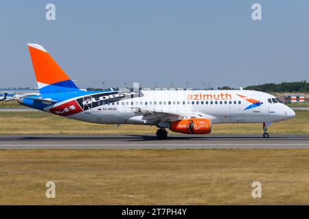 Azimuth compagnia aerea Sukhoi Superjet 100-95. Aereo Sukhoi Jet 100 di Azimuth atterraggio. Aereo RA-89136. Foto Stock