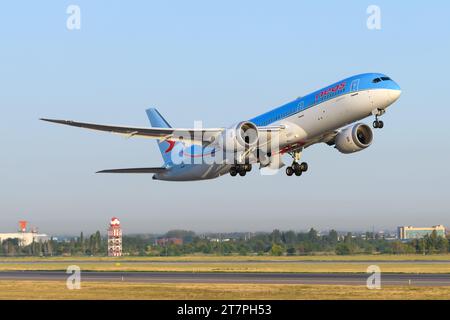 Neos Airline Boeing 787 Dreamliner Aircraft in volo. Decollo dell'aereo Boeing 787-9 della Neos Airlines italiana. Aereo Neos B787. Foto Stock