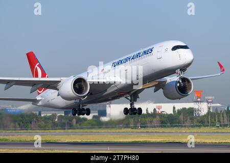 Turkish Airlines Airbus A350-900 decolla. Aereo A350-900XWB di Turkish Airlines in partenza. Aereo A350 in volo. Foto Stock