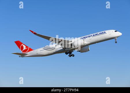 Turkish Airlines Airbus A350-900 decolla. Aereo A350-900XWB di Turkish Airlines in partenza. Aereo A350 in volo. Foto Stock