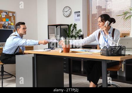 Agenti dell'FBI che indagano sul caso in ufficio Foto Stock