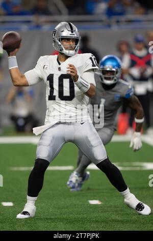 Detroit, mi, Stati Uniti: Il quarterback dei Las Vegas Raiders Jimmy Garoppolo (10) torna a passare durante una partita NFL contro i Detroit Lions al Ford Field, Mo Foto Stock