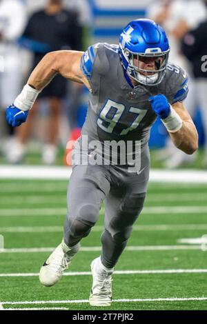 Detroit, mi, USA: Il defensive end dei Detroit Lions Aidan Hutchinson (97) sfugge dalla linea di scrimmage durante una gara NFL contro i Las Vegas Raiders Foto Stock