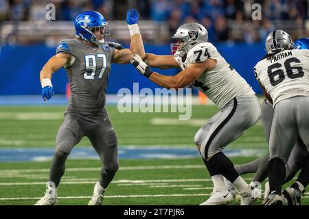 Detroit, mi, USA: Il defensive end dei Detroit Lions Aidan Hutchinson (97) va mano a mano con l'offensive tackle dei Las Vegas Raiders Kolton Miller (74) Foto Stock