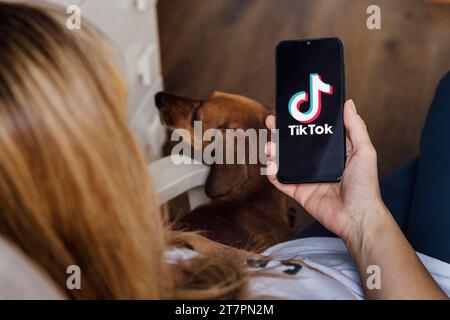 TikTok sullo schermo del telefono cellulare. Donna che possiede uno smartphone con l'app Tik Tok Foto Stock