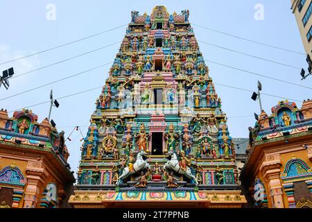 La torre di Raja Gopuram in stile Indiano del Sud di Ornare al Tempio di Sri Mahamariamman in una giornata di sole con cieli azzurri - Jalan Bandar, Kuala Lumpur Chinatown Foto Stock