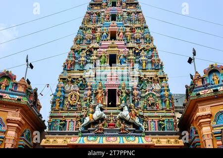 La torre di Raja Gopuram in stile Indiano del Sud di Ornare al Tempio di Sri Mahamariamman in una giornata di sole con cieli azzurri - Jalan Bandar, Kuala Lumpur Chinatown Foto Stock