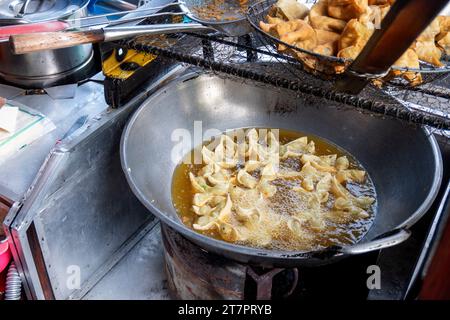 Il Batagor (Bakso Tahu Goreng) viene servito con salsa di arachidi e salsa. Cibo tradizionale indonesiano Foto Stock