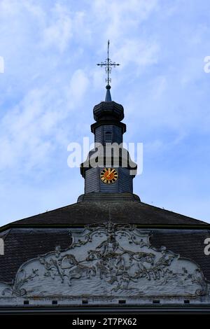 Foto simbolica sull'argomento dell'ora, l'orologio mostra le 5 e le 12 passate, Renania settentrionale-Vestfalia, Germania Foto Stock