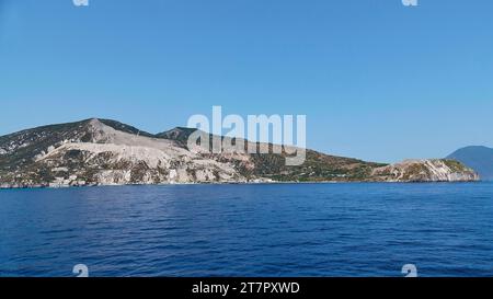 Miniere di pomice, miniera abbandonata, edifici industriali abbandonati, dal mare, Lipari, isole Lipari, Isole Eolie, Sicilia, Italia Foto Stock