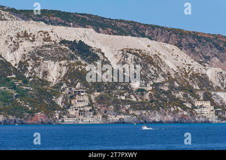 Miniere di pomice, miniera abbandonata, edifici industriali abbandonati, dal mare, Lipari, isole Lipari, Isole Eolie, Sicilia, Italia Foto Stock