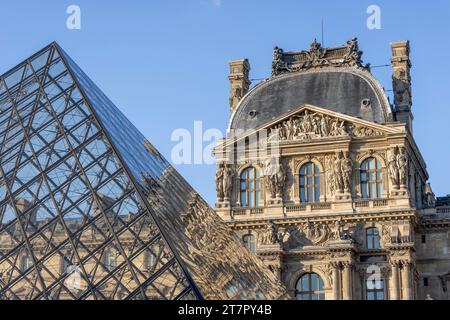 Dettaglio dell'edificio del Museo del Louvre con riflessi sulla piramide di vetro, Parigi, Ile-de-France, Francia Foto Stock