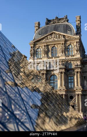 Dettaglio dell'edificio del Museo del Louvre con riflessi sulla piramide di vetro, Parigi, Ile-de-France, Francia Foto Stock