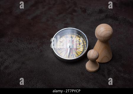 Bussola magnetica come concetto di viaggiare e trovare la strada Foto Stock