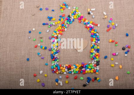 Cuore in casa forma sagomata mediante ciottoli colorati Foto Stock