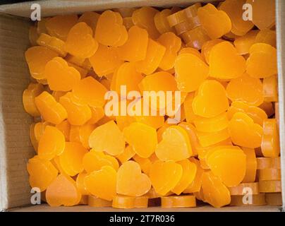 Coloratissime saponette a forma di cuore e. Foto Stock