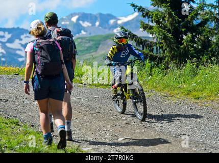 Situazione di conflitto tra escursionisti e mountain bike su un sentiero escursionistico condiviso, Chablais Geopark, Montriond, Chablais, Francia Foto Stock