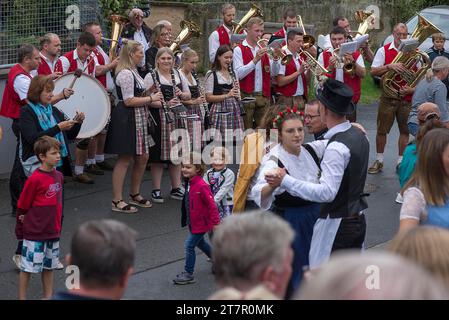 Musica di ottoni e balli al tradizionale Tanzlinbdenfest di Limmersdorf, alta Franconia, Baviera, Germania Foto Stock