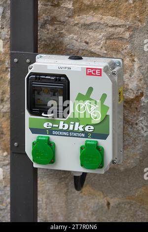 Stazione di ricarica per biciclette elettriche, Limmersdorf, alta Franconia, Baviera, Germania Foto Stock