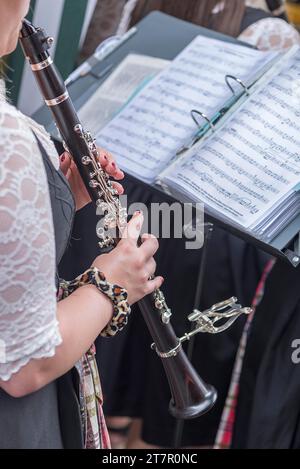 Musicista con clarinetto e spartiti suona per ballare al tradizionale Tanzlindenfest di Limmersdorf, alta Franconia, Baviera, Germania Foto Stock