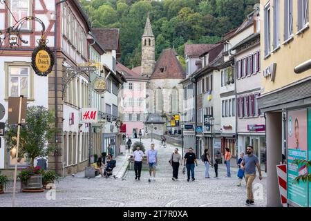 Neue Strasse e sullo sfondo Henkersbruecke e Johanniterkirche, centro storico, Schwaebisch Hall, Franconia, Baden-Wuerttemberg, Germania Foto Stock