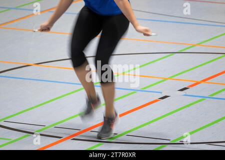 Donna che salta la corda in una palestra, Stoccarda, Baden-Wuerttemberg Foto Stock