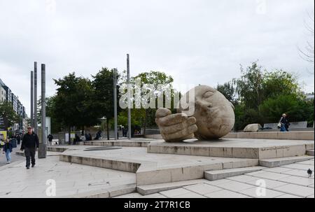 Scultura l'Écoute a Place René Cassin a Parigi, Francia. Foto Stock