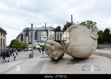 Scultura l'Écoute a Place René Cassin a Parigi, Francia. Foto Stock