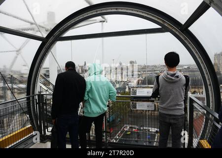 Turista che gode della vista della città dal centro Pompidou di Parigi, Francia. Foto Stock