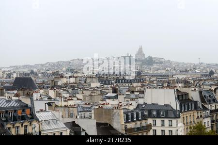 Montmartre vista dal centro Pompidou di Parigi, in Francia. Foto Stock