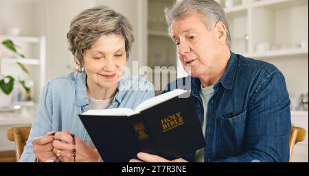 Studio biblico, lettura e coppia anziana in casa con culto cristiano, preghiera ed educazione nella fede. Anziani, persone e studiando il Santo Vangelo Foto Stock