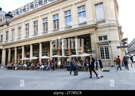 Il vivace bar e ristorante le Nemours di Place Colette a Parigi, Francia. Foto Stock
