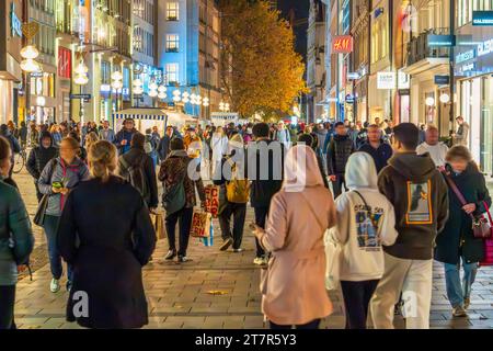 Shopping abends in der Kaufingerstraße, viele Münchner beim Einkaufsbummel, München, November 2023 Deutschland, München, November 2023, Münchner beim Shopping abends in der Kaufingerstraße, viele Passanten unterwegs in der Einkaufsstraße, Donnerstagabend, beginnende Adventszeit, Einzelhandel, Innenstadt, Herbst, Bayern *** Shopping a Kaufingerstraße la sera, molti residenti di Monaco di Baviera in un giro di shopping, Monaco di Baviera, novembre 2023 Germania, Monaco di Baviera, novembre 2023, gli abitanti di Monaco fanno shopping a Kaufingerstraße la sera, molti passanti sulla strada dello shopping, giovedì sera, inizio di giovedì Foto Stock