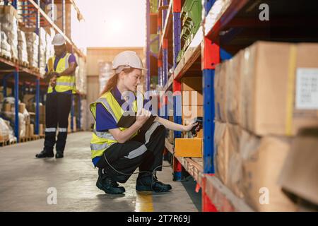 addetto al magazzino. il personale addetto all'inventario lavora in magazzino nella scaffalatura di stoccaggio del carico gestisce il controllo dell'ordine di spedizione tramite tablet. Foto Stock