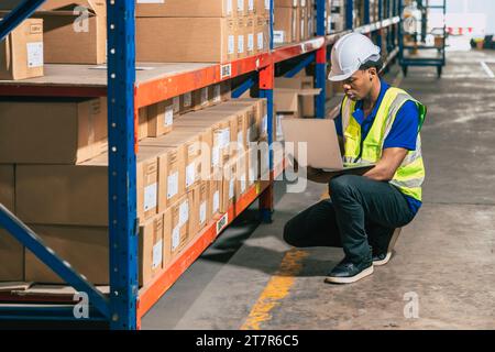 operaio nero africano di magazzino. il personale addetto all'inventario lavora nello scaffale di stoccaggio del carico controlla i prodotti rimanenti ordinati per la spedizione. Foto Stock