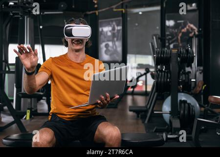 Uomo sportivo che utilizza il visore VR tecnologia visiva avanzata pratica l'apprendimento del fitness del corpo Foto Stock