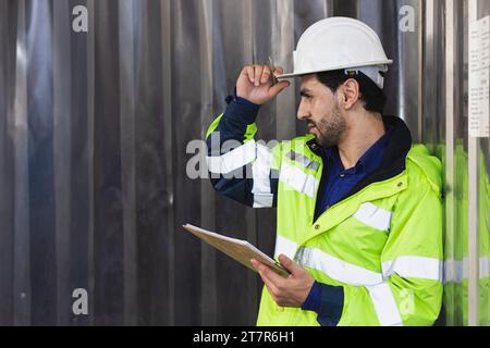 Ritratto ispanico ispanico latino ispettore uomo che lavora in fabbrica industria pesante intelligente sicuro di sé Foto Stock