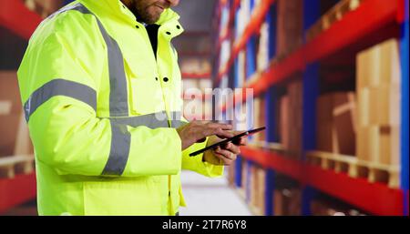 Magazzino digitale e magazzino logistico. Personale che lavora Foto Stock