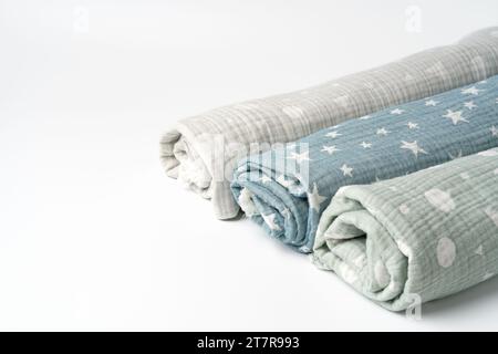 Tre coperte di moschettone arrotolate su fondo bianco Foto Stock