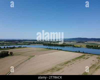 Fiume Danubio con campi prosciugati vicino a Woerth Donau e la chiusa di Geisling, Foto Stock