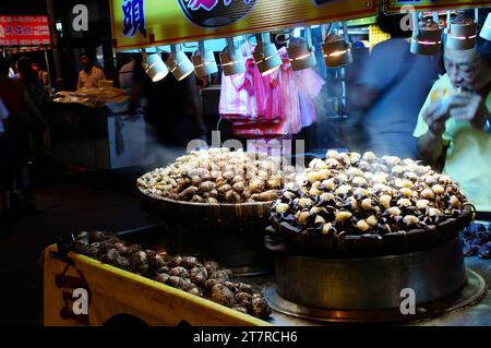 Spuntini al mercato notturno di Taiwan acqua calda Caltrop e piccolo Taro Foto Stock