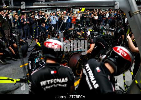 Las Vegas, Etats Unis. 17 novembre 2023. Esercizio di pit stop per il team Mercedes AMG F1 durante il Gran Premio di Formula 1 Heineken Silver Las Vegas 2023, 21° round del Campionato del mondo di Formula 1 2023 dal 17 al 19 novembre 2023 sul Las Vegas Strip Circuit, a Las Vegas, USA - foto DPPI Credit: DPPI Media/Alamy Live News Foto Stock