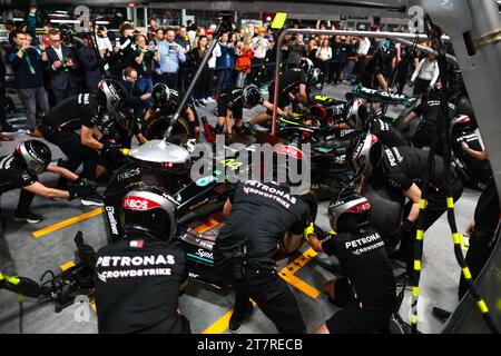 Las Vegas, Etats Unis. 17 novembre 2023. Esercizio di pit stop per il team Mercedes AMG F1 durante il Gran Premio di Formula 1 Heineken Silver Las Vegas 2023, 21° round del Campionato del mondo di Formula 1 2023 dal 17 al 19 novembre 2023 sul Las Vegas Strip Circuit, a Las Vegas, USA - foto DPPI Credit: DPPI Media/Alamy Live News Foto Stock