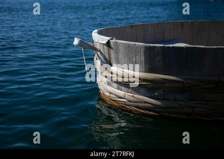 Una tarai-bune, o barca a vasca, è una tradizionale barca da pesca giapponese che si trova principalmente sull'isola di Sado nella prefettura di Niigata, in Giappone. Foto Stock