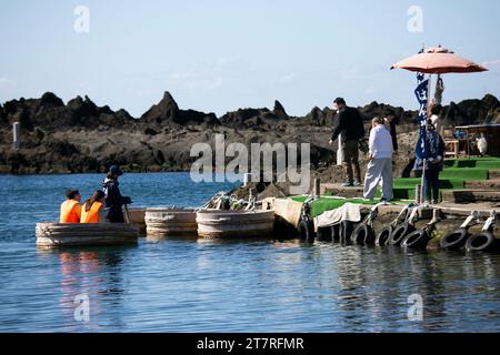 Shukunegi, Giappone; 1° ottobre 2023: Un gruppo di turisti che si godono un tour in barca Tarai Bune o vasca lungo la costa di Ogi. Foto Stock