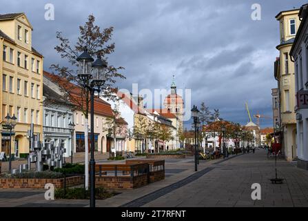 Luckenwalde, Germania. 14 novembre 2023. Il viale Breite Straße con St Johannis Church nel centro della città. Il viale è stato progettato in modo insolitamente elaborato ai tempi della DDR ed è quindi un edificio di interesse storico. Crediti: Jens Kalaene/dpa/Alamy Live News Foto Stock