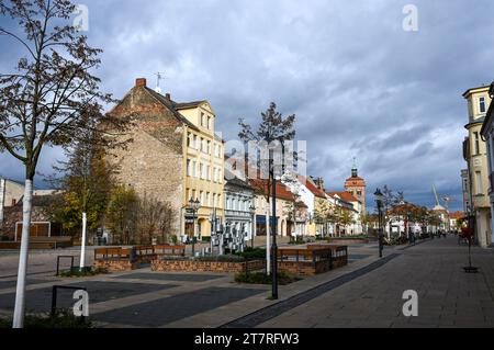 Luckenwalde, Germania. 14 novembre 2023. Il viale Breite Straße con St Johannis Church nel centro della città. Il viale è stato progettato in modo insolitamente elaborato ai tempi della DDR ed è quindi un edificio di interesse storico. Crediti: Jens Kalaene/dpa/Alamy Live News Foto Stock