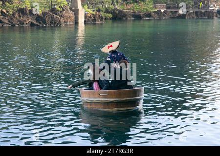 Shukunegi, Giappone; 1° ottobre 2023: Un gruppo di turisti che si godono un tour in barca Tarai Bune o vasca lungo la costa di Ogi. Foto Stock