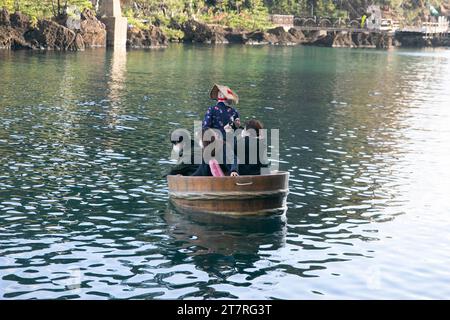 Shukunegi, Giappone; 1° ottobre 2023: Un gruppo di turisti che si godono un tour in barca Tarai Bune o vasca lungo la costa di Ogi. Foto Stock